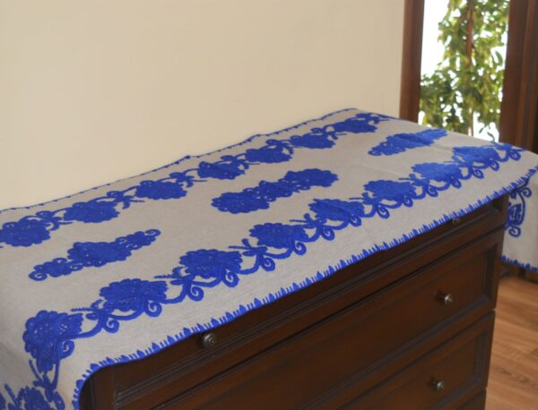 Față de masă, cusut manual cu lalele, albastru 150x50 cm-2261